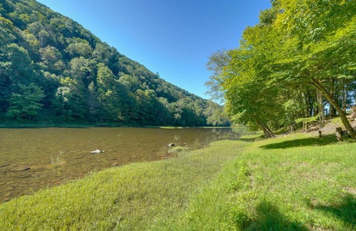 Marlinton Maison | Riverfront West Virginia Cabin with Screened-In Deck