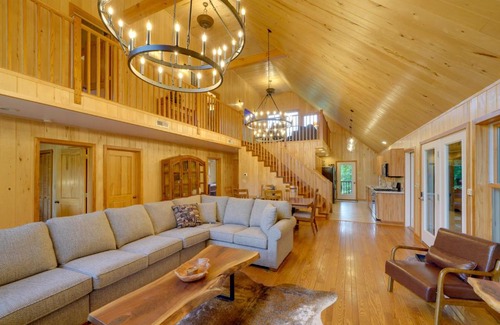 Marlinton Maison | Riverfront West Virginia Cabin with Screened-In Deck