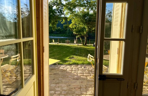 Tourville-la-Riviere Maison | River house pedal boat pontoon fishing rods canoes bicycles Garden BBQ