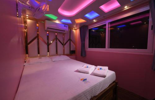Mankombu Location De Bateaux | Riveria Caravan Houseboat