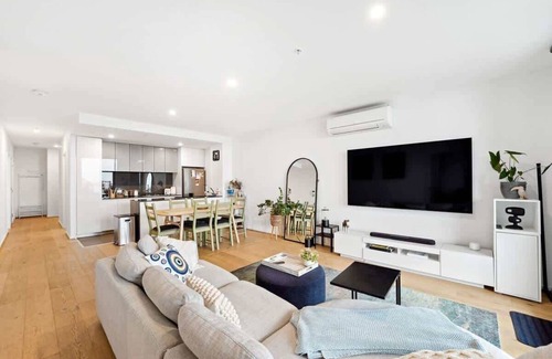 Footscray Appartement | Riverina - Ultimate Footscray Getaway with parking!