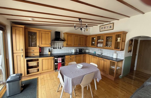 Brundall Cabine | Riverside 2 bedroom lodge. Fishing straight off the decking.