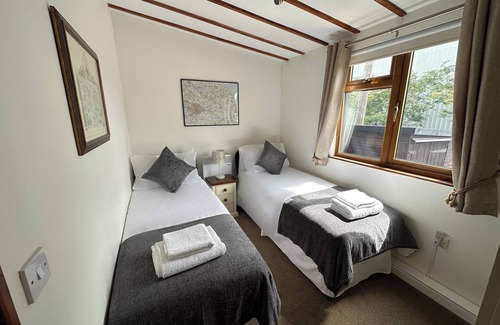 Brundall Cabine | Riverside 2 bedroom lodge. Fishing straight off the decking.