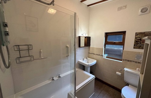 Brundall Cabine | Riverside 2 bedroom lodge. Fishing straight off the decking.