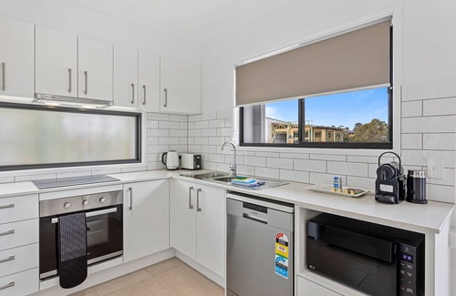 Murrumba Downs Maison | Riverside 3-Bed Home with Study Nook and BBQ