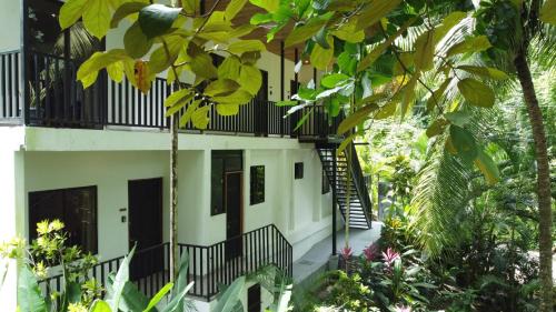 Carmen Appartement | Riverside Apartments - Walk to the Beach in Santa Teresa! Newly Renovated!