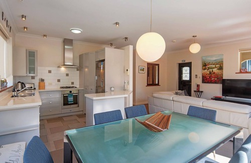 Nelson City Centre Appartement | Riverside Apartment in central Nelson.