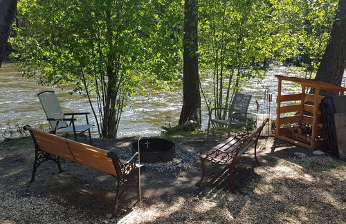 Beaverdell Cabine | Riverside Cabin with Wood Fired Sauna on the Kettle River. Pet friendly.