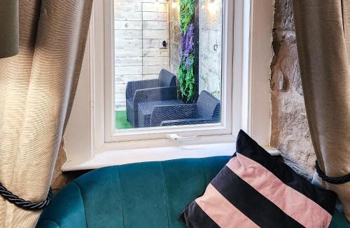 Larkhall Maison | Riverside Cottage
