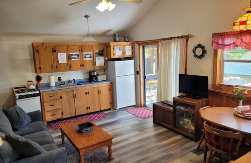 Franklin Cottage | Chalet rustique sur l'eau - privé et animaux acceptés!