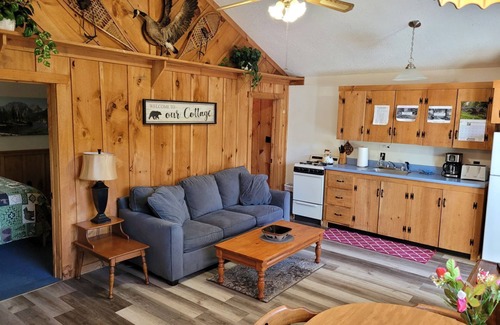 Franklin Cottage | Chalet rustique sur l'eau - privé et animaux acceptés!