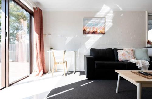Riverside Appartement | Riverside Gem with Parking and WiFi