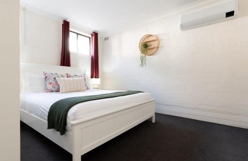 Riverside Appartement | Riverside Gem with Parking and WiFi