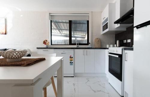 Riverside Appartement | Riverside Gem with Parking and WiFi