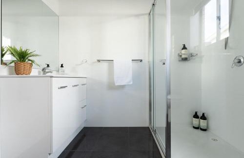 Riverside Appartement | Riverside Gem with Parking and WiFi
