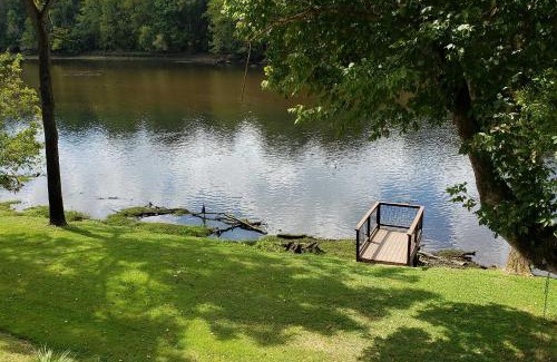 Mountain Home Maison | Riverside Hide-A-Way with Patio, BBQ, Fishing Pier