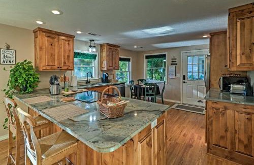 Mountain Home Maison | Riverside Hide-A-Way with Patio, BBQ, Fishing Pier
