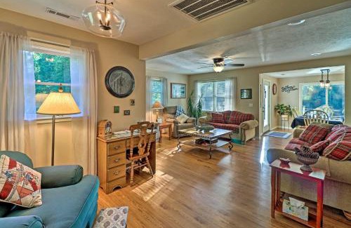 Mountain Home Maison | Riverside Hide-A-Way with Patio, BBQ, Fishing Pier
