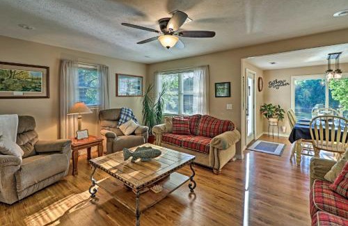Mountain Home Maison | Riverside Hide-A-Way with Patio, BBQ, Fishing Pier