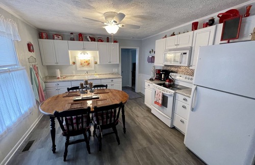 Pence Springs Maison | Riverside Home Close to West Virginias Prime AttractionsnThe Camp House