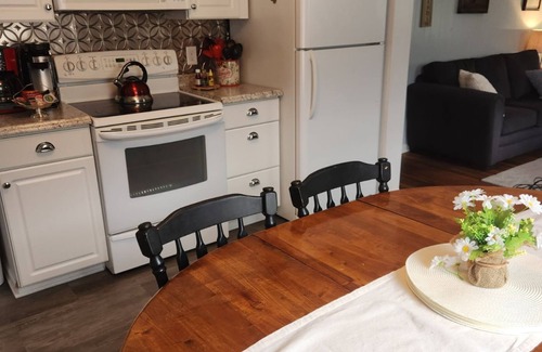 Pence Springs Maison | Riverside Home Close to West Virginias Prime AttractionsnThe Camp House