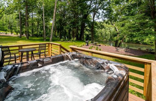 Rileyville Maison | Riverside Log Cabin w Hot Tub Fire Pit Huge Deck