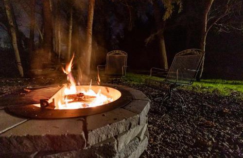 Rileyville Maison | Riverside Log Cabin w Hot Tub Fire Pit Huge Deck