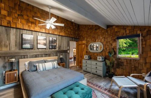 Rileyville Maison | Riverside Log Cabin w Hot Tub Fire Pit Huge Deck