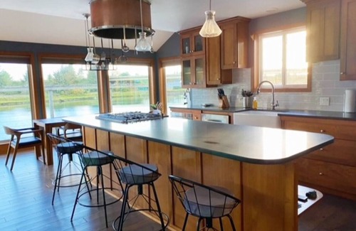 Kernville Maison | Riverside retreat with stunning views, historic charm - Coastal adventure awaits