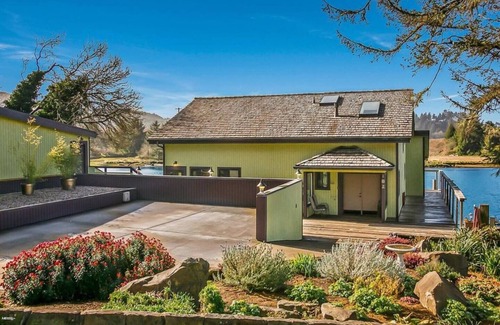Kernville Maison | Riverside retreat with stunning views, historic charm - Coastal adventure awaits