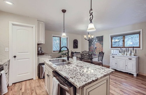 Lyons Maison | Riverside Retreat with Red Rock Canyon Views and High-Speed Internet