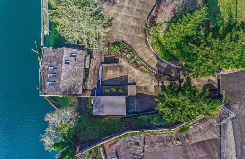Kernville Maison | Riverside retreat with stunning views, historic charm - Coastal adventure awaits