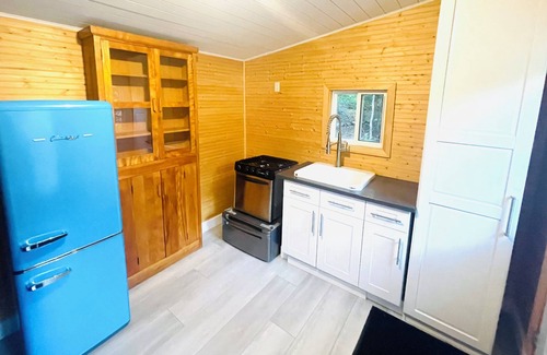 Moncton Cabine | Riverside RnR Offgrid Cabins - Blue Cabin , Shediac NB