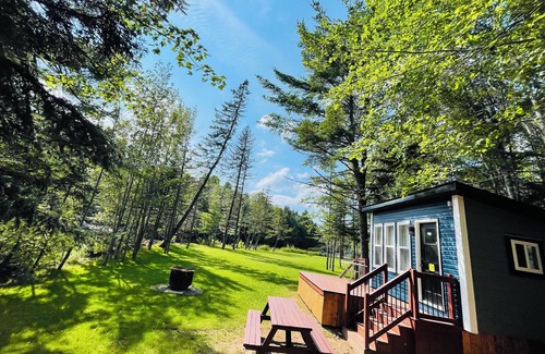 Moncton Cabine | Riverside RnR Offgrid Cabins - Blue Cabin , Shediac NB