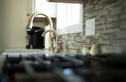 Quad Cities Maison | Escapade dans une cabane dans les arbres côté rivière