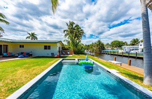Riverside Park Maison | Riverside View and Access w/Pool