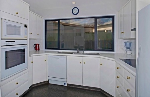 Nelson City Centre Maison | Riverside Villa - In the City by the River!