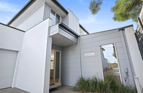 Carrum Maison | Riverside Villa & Pet Friendly