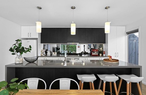 Carrum Maison | Riverside Villa & Pet Friendly