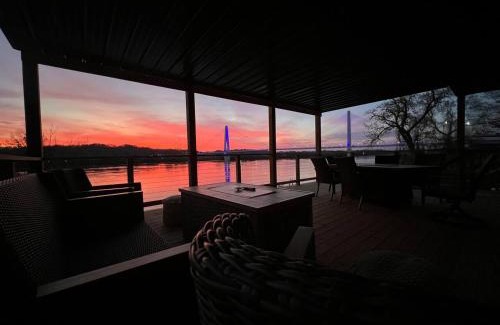 Russell Appartement | RiverSuite1 - A mesmerizing river and bridge view.