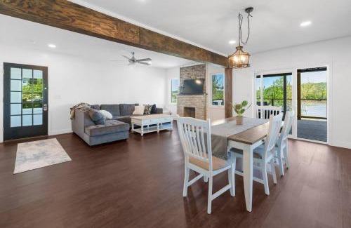 Russell Appartement | RiverSuite1 - A mesmerizing river and bridge view.