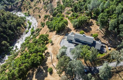 Ahwahnee Maison | Rivertop Hideaway with HUGE views-Hot Tub-EV-more!
