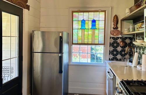 Lake Forest Estates Cottage | ⚜️Rivertown Retreat⚜️ Lewis & Clark: King Bed Sleeps 4