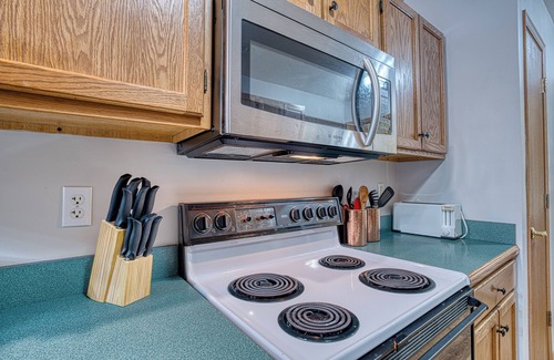 Newburgh Appartement | RiverTown Retro: 1990s Retreat