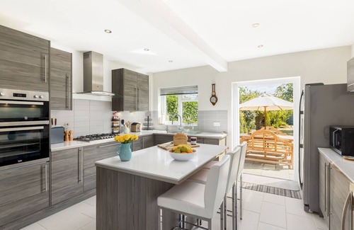 Lechlade Maison | Riverview House | Family home | Large garden | Pass the Keys