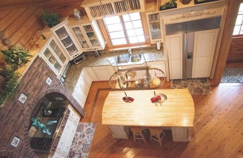 Astor Cabine | Riverview- Log Cabin, Stay 7 nights get 1 night Free 15% Off BOOK NOW!