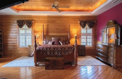 Astor Cabine | Riverview- Log Cabin, Stay 7 nights get 1 night Free 15% Off BOOK NOW!