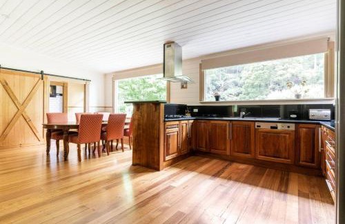 East Warburton Maison | Riverwood Cottage, accessible accommodation
