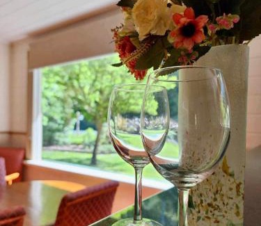 East Warburton Maison | Riverwood Cottage, accessible accommodation