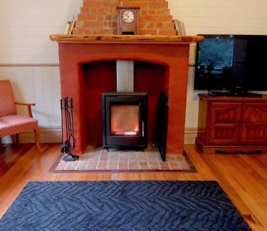 East Warburton Maison | Riverwood Cottage, accessible accommodation
